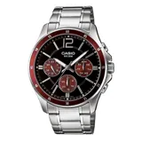 Reloj Casio modelo MTP-1374D-5AVDF con caja y correa de acero inoxidable plateado. Presenta una esfera negra con detalles en rojo, cristal mineral y tres subesferas que indican el día, la fecha y el formato de 24 horas. Cuenta con movimiento de cuarzo y resistencia al agua de 5 ATM.
