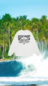 Buzo de tejido de punto color crudo con estampado frontal que incluye el texto "GLASSY WAVES" y un diseño de tabla de surf con alas.