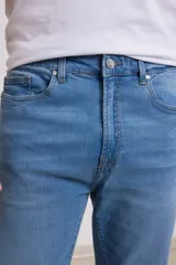 Pantalón jean slim fit con acabado stone wash, confeccionado en algodón con spandex, diseño de cinco bolsillos y cierre oculto por tapeta.