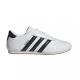 Zapatillas Adidas para taekwondo, color blanco con las tres tiras clásicas en negro y suela color caramelo.