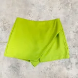 Short pollera color verde neón con cierre lateral invisible.