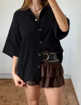 Minifalda marrón con doble volado y faja en la cintura.