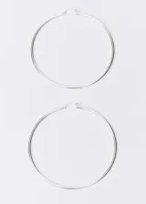 Par de aros tipo argolla grandes, de metal plateado.