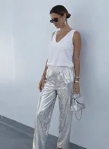 Musculosa negra de algodón con escote en V y terminaciones desflecadas.