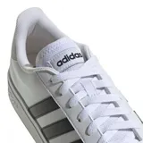 Championes Adidas Grand Court Base 2.0, color blanco con las tres tiras laterales en negro, de estilo urbano.