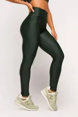 Calza larga deportiva color verde oscuro, de poliamida opaca, con cintura alta anatómica y detalle texturizado en la cintura.