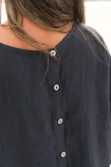 Blusa azul marino de lino, de corte holgado, con escote redondo y mangas 3/4.