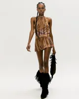 Vestido corto con estampado abstracto en tonos marrones, con cuello halter, cinturón con hebilla metálica y falda con volados.