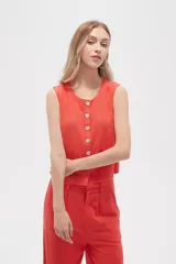 Musculosa color coral sin mangas de viscosa, corte holgado, con botones y cuello a la base.