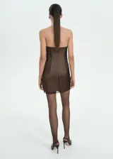 Vestido corto marrón strapless con forro interior y estilo corsetero.
