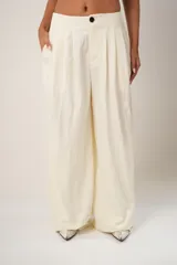 Pantalón sastre color blanco con un corte clásico y limpio, fabricado en una mezcla de algodón y nylon que ofrece comodidad y durabilidad.