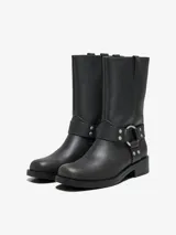 Botas biker negras de caña media, con hebillas y arnés metálico.