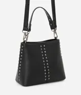 Bolso bucket pequeño de cuero sintético negro con correa de mano y asa larga desmontable. Decorado con spikes y detalles metálicos plateados.