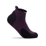 Medias deportivas de caña baja color violeta con detalles en negro y logo blanco en el tobillo.