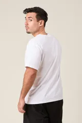 Remera negra de algodón con estampado frontal de la palabra "Emotion" en color blanco.