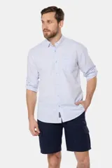 Bermuda color beige de corte recto, con bolsillos cargo laterales y confeccionada en lino.