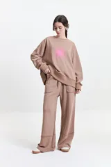 Pantalón de felpa celeste con cintura elastizada ajustable y bolsillos laterales.
