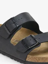 Sandalias Birkenstock modelo Arizona, color negro, con doble tira ajustable y plantilla anatómica de corcho y látex.