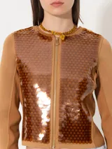 Hoodie marrón de tela de punto con recortes tejidos y lentejuelas en el delantero. Tiene terminación roll up en el escote y cierre frontal.