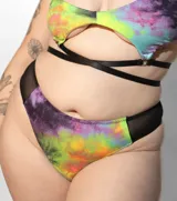 Pantie de estilo tanga en estampado multicolor, con detalles de encaje negro y diseño moderno.