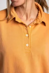 Sweater color naranja con cuello polo y botones, de corte holgado y mangas largas.