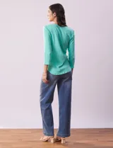 Remera de algodón color verde agua, con escote redondo y mangas 3/4.