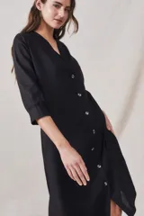Vestido camisero midi negro con botones frontales y mangas 3/4.