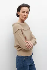 Sweater negro de tejido de punto con escote bardot y mangas largas.