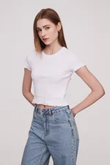 Remera cropped blanca de algodón, con mangas cortas y corte recto.