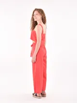 Top corto color rojo con breteles anchos y escote cuadrado.