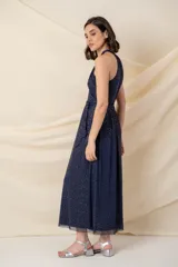 Vestido midi de tul azul con brillos dorados, escote cruzado y drapeado, corte en la cintura y lazo.
