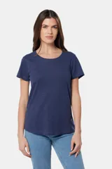 Remera azul de algodón y poliéster, de corte recto, cuello redondo y manga corta.