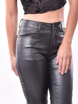 Pantalón de cuero negro, de corte Oxford.