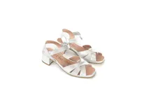 Sandalias plateadas de cuero con tecnología Antistress, taco cuadrado y tiras cruzadas.