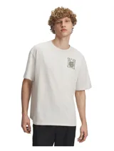 Remera de hombre Under Armour color crema, de corte holgado y manga corta, con logo estampado en el pecho.