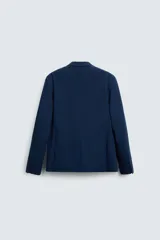 Blazer slim fit azul marino confeccionado en tejido con viscosa. Cuello con solapas de muesca, manga larga con puño abotonado, bolsillo de vivo en pecho y de solapa en cadera, bolsillo interior, bajo con aberturas en espalda y cierre frontal con botones.