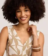 Vestido midi evasê sin mangas, confeccionado en viscolino con estampado de follaje, escote en V y espalda descubierta.