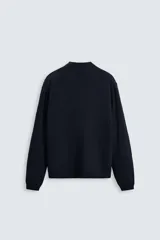 Jersey azul marino de punto, con cuello redondo y manga larga. Tejido en hilatura con mezcla de seda y lino.