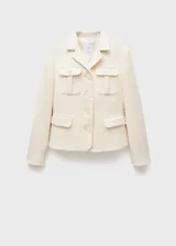 Blazer color crudo confeccionado en tejido tweed con mezcla de algodón y lana. Presenta cuello de pico con solapa, dos bolsillos de parche en el pecho, solapas con muesca, diseño recto, dos bolsillos de solapa en la parte delantera, cierre delantero con botones, diseño entallado y forro interior.