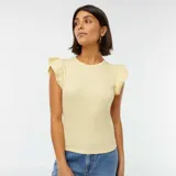 Camiseta amarilla de punto con cuello redondo y mangas cortas con volantes.