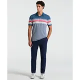 Polo de piqué a rayas horizontales en tonos azul, blanco y rosa. Cuello clásico y logo bordado en el pecho.