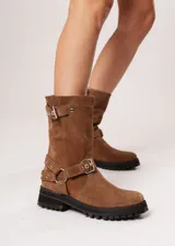 Bota de estilo biker color marrón, con detalles de hebillas y suela de goma antideslizante.
