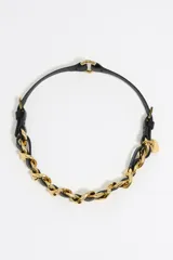 Collar de cuero negro con cadena dorada entrelazada y dije de corazón dorado. Ajustable con hebilla metálica dorada.