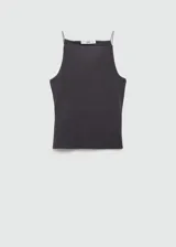 Top negro con tirantes finos, cuello halter y corte ajustado.