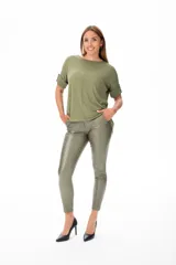 Remera verde oliva de viscosa con mangas cortas y terminaciones suaves.