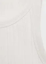 Musculosa blanca de algodón con cuello redondo y corte ajustado.