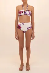 Calzón alto con estampado floral en tonos violeta y rojo sobre fondo blanco.