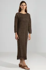 Vestido midi marrón de punto abierto en algodón con lúrex y flecos en el ruedo.