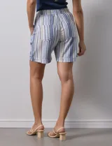 Short azul de lino con pretina elastizada, lazo de ajuste y bolsillos delanteros.