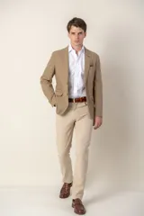 Saco color beige de corte slim fit confeccionado en tencel.